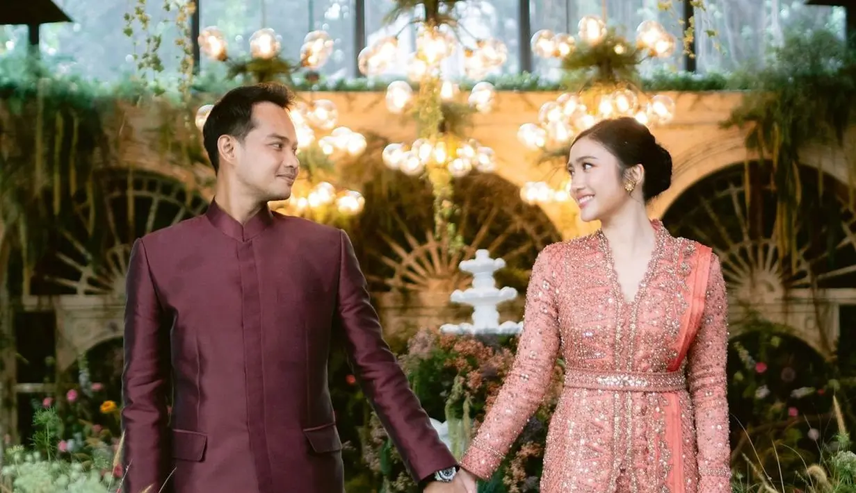 <p>Drajat lengkapi busana lamarannya dengan kain songket sebagai sarung di pinggang [@febbyrastanty]</p>