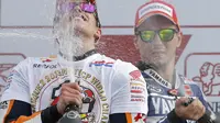 Marc Marquez rayakan gelar juara dunia setelah naik podium bersama Jorge Lorenzo di MotoGP Valencia 2013. (AFP/Jose Jordan)
