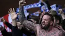 Para supporter Leicester merayakan kemenangan 1-0 atas Crystal Palace pada laga Liga Premier Inggris di Stadion Selhurst Park, London, Sabtu (19/3/2016). Kemenangan ini membuat Leicester kian kokoh di puncak klasemen. (AFP/Adrian Dennis)