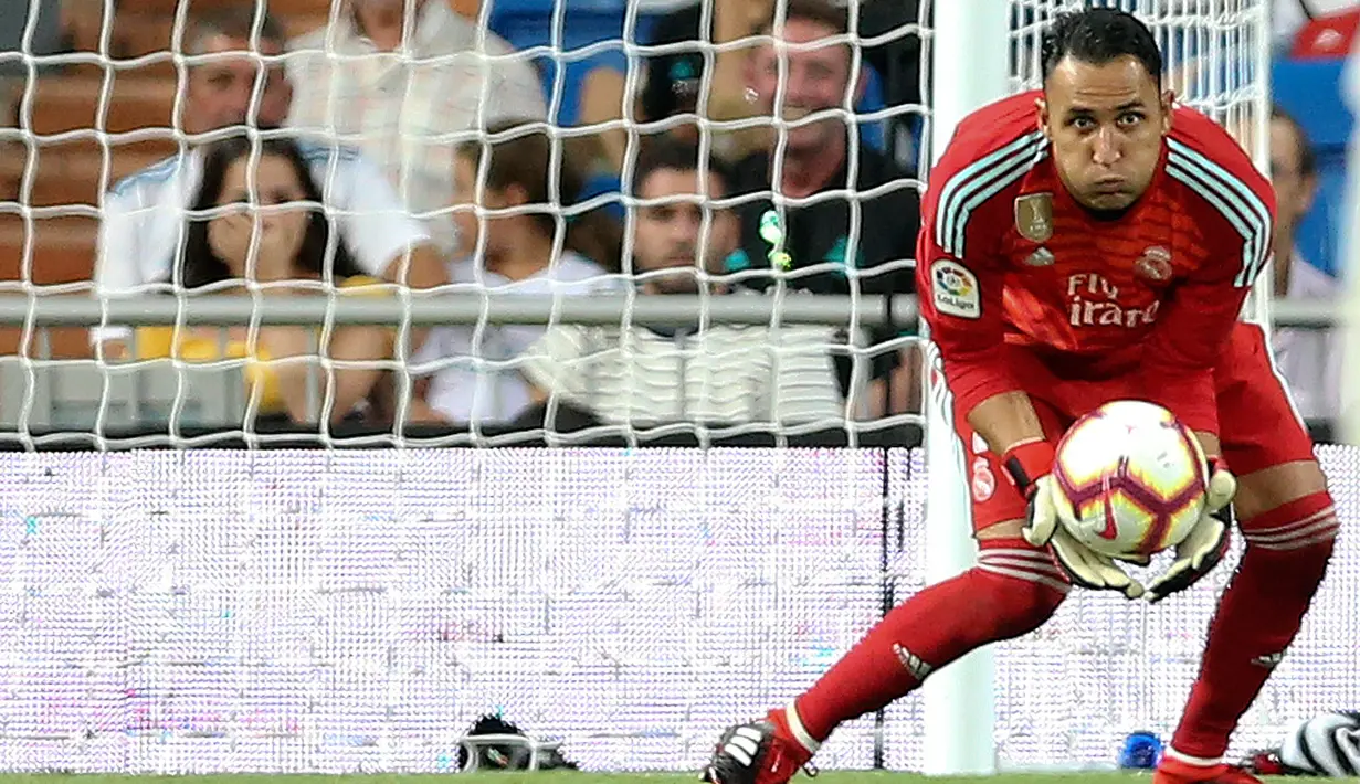 Kiper Real Madrid, Keylor Navas berusaha menangkap bola saat bertanding melawan Getafe pada lanjutan La Liga Spanyol di stadion Santiago Bernabeu, Madrid, (19/8). Madrid menang 2-0 atas Getafe. (AP Photo/Andrea Comas)