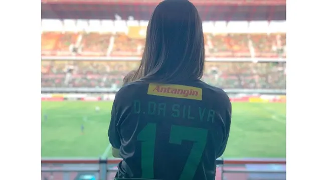 6 Pesona Fanny Istri David da Silva, Bangga Pakai Jersey Persebaya