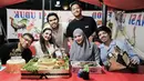 Anang Hermansyah, Ashanty, dan Azriel turut merayakan ulang tahun Aurel di warung pecel lele. Ashanty tampil dengan pakaian warna putih, sedangkan Anang dan Azriel kompak dengan kaos hitamnya. (@attahalilintar)