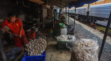 Pekerja saat menggoreng krupuk di industri rumahan, kawasan Peninggaran, Kebayoran Lama, Jakarta, Rabu (19/6/2024). (merdeka.com/Arie Basuki)