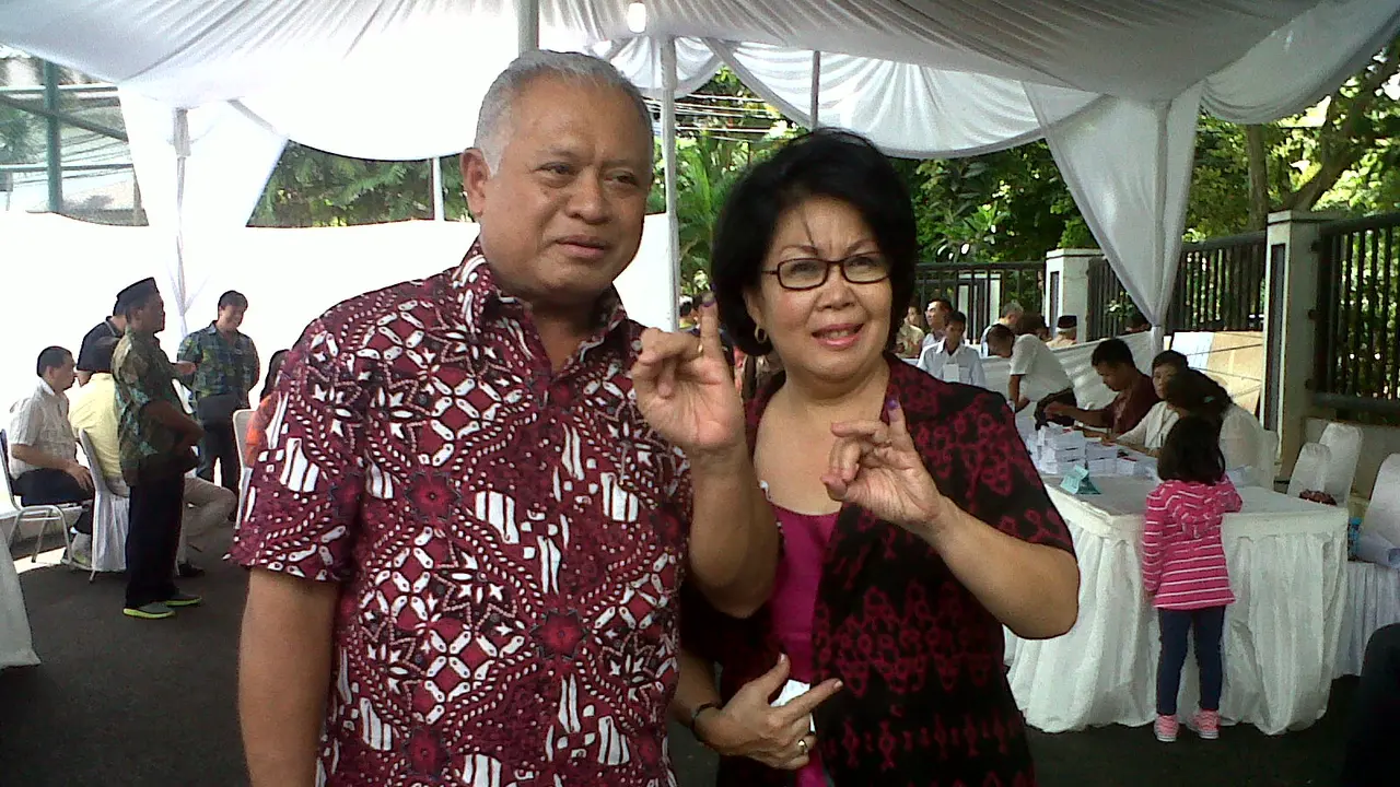 Menhan Purnomo Yusgiantoro dan Istri Kompak di TPS Widya Chandra