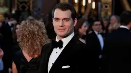 Aktor Henry Cavill saat menghadiri ajang penghargaan Piala Oscar 2016 di Hollywood, California, Minggu (28/2). Bintang "Batman v Superman: Dawn of Justice" itu tampak gagah dengan setelan jas hitam lengkap dengan dasi kupu-kupu. (REUTERS/Lucas Jackson)