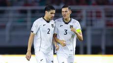 Pemain Timnas Indonesia,&nbsp;Kevin Diks&nbsp;berbincang dengan Jay Idzes saat melawan Timnas Lebanon dalam laga FIFA Matchday 2025 di Stadion Gelora Bung Tomo, Surabaya, Senin (8/9/2025). (Bola.com/Abdul Aziz)