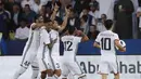 Para pemain Al Jazira merayakan gol yang dicetak oleh Romarinho ke gawang Real Madrid pada laga semifinal Piala Dunia Antarklub 2017 di Stadion Zayed Sport City, Rabu (13/12/2017). Real Madrid menang 2-1 atas Al-Jazira. (AP/Hassan Ammar)