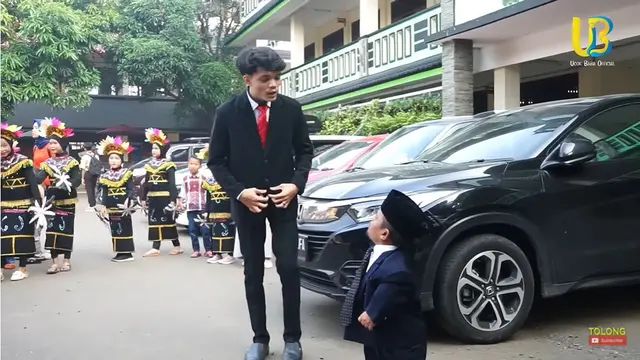 7 Potret Ucok Baba Datang ke Acara Wisuda Sekolah Putranya, Bikin Heboh