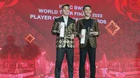 Ganda putra Indonesia Fajar Alfian/Muhammad Rian Ardianto menyabet penghargaan Most Improved Player of The Year. Penghargaan itu diberikan dalam acara Gala Dinner BWF World Tour Finals 2022&nbsp;di Centara Grand &amp; Bangkok Convention Center, Center World, Bangkok, Thailand, Senin (5/12/2022) malam. (foto: PBSI)