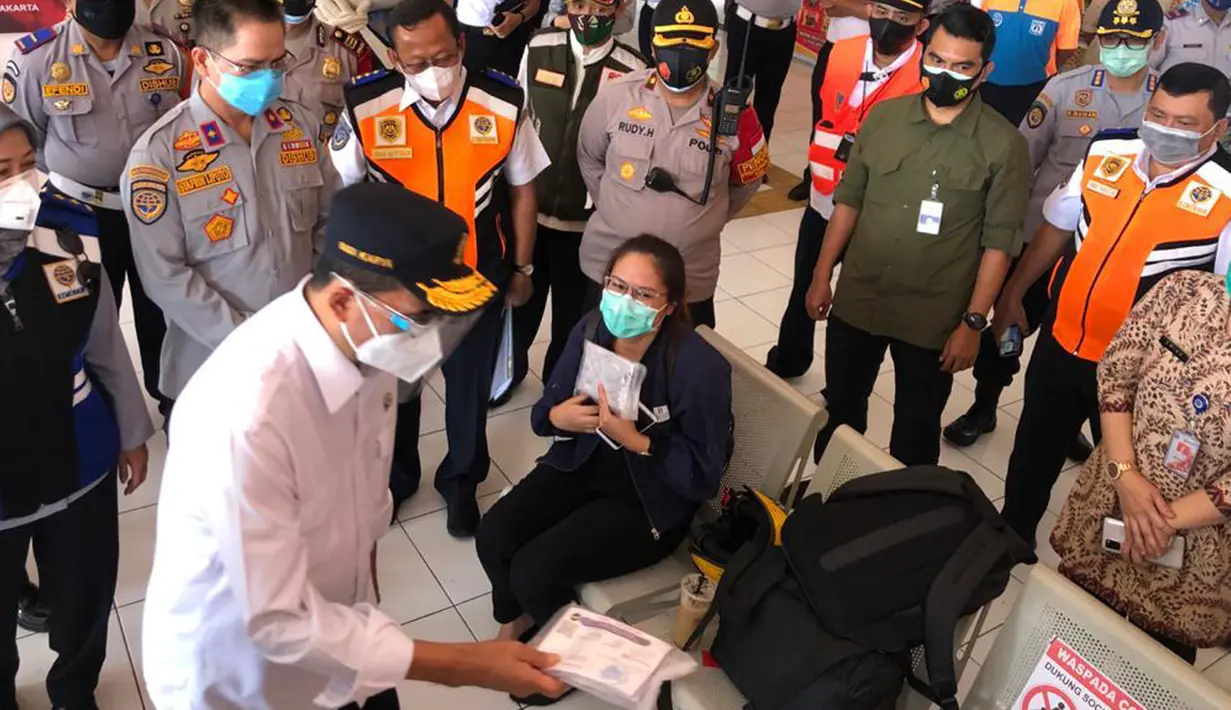 Menteri Perhubungan Budi Karya Sumadi membagikan masker kepada penumpang di Terminal Kampung Rambutan, Jakarta, Kamis (29/10/2020). Budi Karya melakukan edukasi kepada penumpang yang masih banyak menggunakan masker scuba untuk memakai masker medicated atau berlapis. (Dok: Kemenhub)