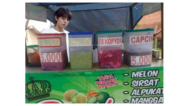 6 Editan Foto Artis Cowok Korea Jualan Es Takjil Ini Bikin Ngakak