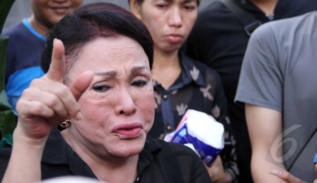 Mpok Atiek merasa sangat bersalah karena tidak sempat mengunjungi Olga saat terbaring sakit. Foto diambil pada Sabtu (28/3/2015). (Liputan6.com/Helmi Afandi)