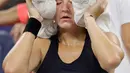 Petenis Republik Ceko, Karolina Muchova menaruh handuk es di kepalanya karena kepanasan saat istirahat bertanding melawan Garbine Muguruza asal Spanyol di putaran kedua AS Terbuka, New York, Kamis (30/8).  (AP Photo/Jason DeCrow)