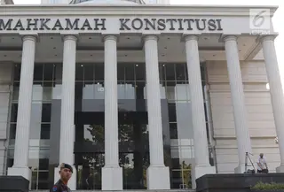 Personel Brimob berjaga di depan Gedung Mahkamah Konstitusi (MK), Jakarta, Selasa (25/6/2019). Jelang sidang pembacaan putusan akan digelar pada Kamis (27/6), sekitar 47.000 personel keamanan gabungan akan disiagakan di Ibu Kota DKI Jakarta. (Liputan6.com/Helmi Fithriansyah)