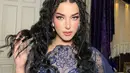 Tasya mengaplikasikan blush on coral dengan lipstik pink mattenya. Dan eyeshadwo shimmernya. Dengan gaya rambut hitam keriting dikepang bagian depan. [@tasyafarasya]
