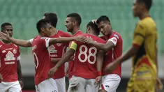 Para pemain Semen Padang merayakan gol yang dicetak Irsyad Maulana ke gawang Mitra Kukar pada laga Piala Presiden 2019 di Stadion Patriot, Bekasi, Kamis (14/3). Padang menang 2-0 atas Mitra. (Bola.com/Yoppy Renato)