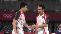 Pasangan ganda putra Indonesia, Mohammad Ahsan/Hendra Setiawan memastikan lolos ke perempatfinal sebagai juara grup D cabang bulu tangkis Olimpiade Tokyo 2020 usai menang rubber-game atas wakil Korea, Choi Sol Gyu/Seo Seung Jae, Selasa (27/7/2021). (Foto: AP/Markus Schreiber)
