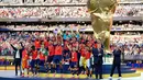 Pemain Spanyol merayakan kemenangan dengan trofi setelah pertandingan final Piala Dunia sepak bola antara Spanyol dan Argentina di East Rutherford, N.J., dekat New York, Minggu, 19 Juli 2026. (AP Photo/Julio Cortez)