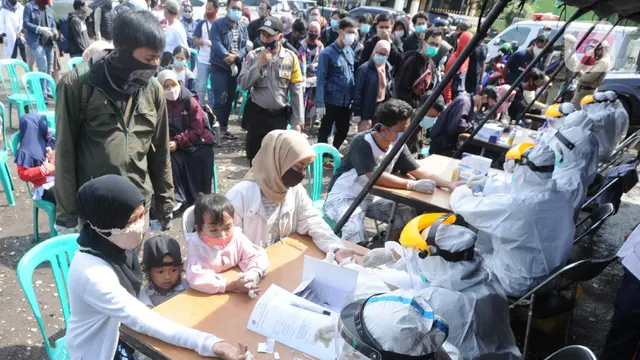 FOTO: Antrean Wisatawan Ikuti Rapid Test di Kawasan Puncak