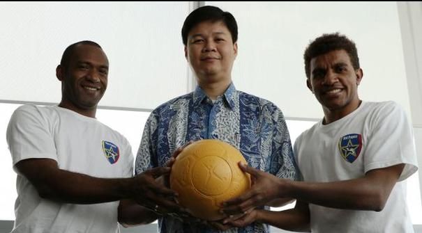 Wawancara Bola.com Dengan Relawan Uni Papua Football Community Demianus Howay dan Alberth Yomo