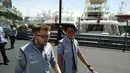 Rio Haryanto bersama race engineer Manor Racing, Joshua, saat melakukan track walk di Sirkuit Monako, Rabu (25/5/2016). (Rio Haryanto Media)