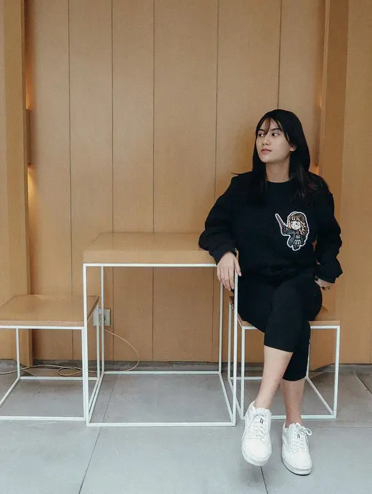 Menikah muda di usia 21 tahun, tak heran jika banyak yang menyebut Ina Marika masih terlihat seperti gadis meski sudah dikaruniai buah hati. Tak hanya warganet, sederet rekan artis pun terpesona dengan Ina Marika yang auranya makin terpancar usai melahirkan Baby Raka. Punya wajah manis, pamer senyuman atau tidak, Ina Marika dipuji cantik. (Liputan6.com/IG/@ina.marika)