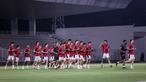 Para pemain Timnas Indonesia melakukan pemanasan dalam latihan perdana di Jakarta menjelang Putaran Ketiga Kualifikasi Piala Dunia 2026 melawan China yang berlangsung di Stadion Madya, Kompleks Stadion Utama Gelora Bung Karno (SUGBK), Senayan, Jakarta, Senin (02/06/2025). (Bola.com/Bagaskara Lazuardi)