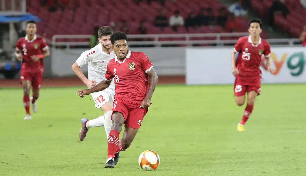 Pemain Timnas Indonesia U-22, Jeam Kelly Sroyer (tengah), mendapatkan penjagaan ketat dari pemain Timnas Lebanon U-22, dalam pertandingan uji coba yang berlangsung di Stadion Utama Gelora Bung Karno (SUGBK), Jakarta, Jumat (14/4/2023). (Bola.com/Abdul Aziz)
