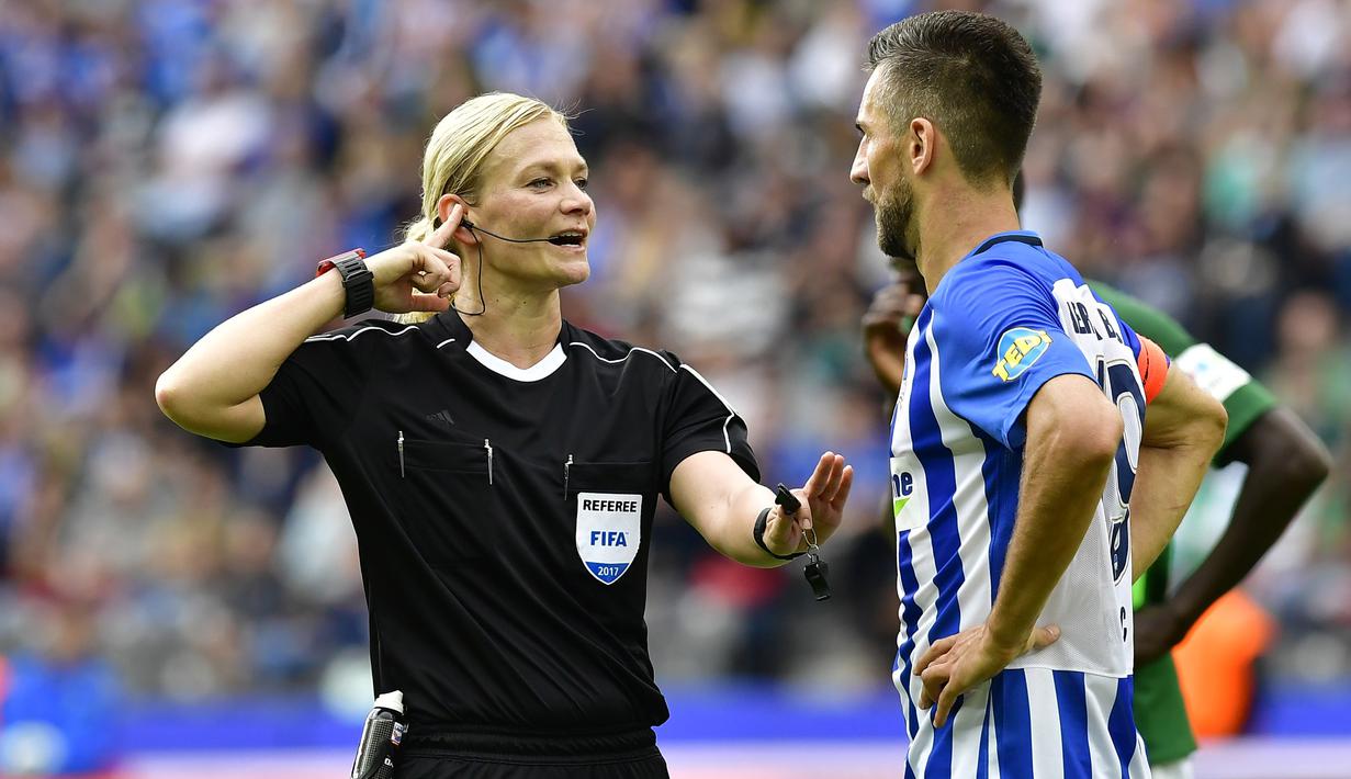 Bibiana Steinhaus memberikan penjelasan kepada pemain Hertha Berlin, Vedad Ibisevic pada lanjutan Bundesliga di Berlin, Jerman (10/9/2017). Laga tersebut merupakan debut Bibiana Steinhaus. (AFP/Tobias Schwarz)