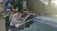 Mobil Dishub Kota Bekasi ditilang di Puncak, Bogor. (Liputan6.com/Achmad Sudarno)