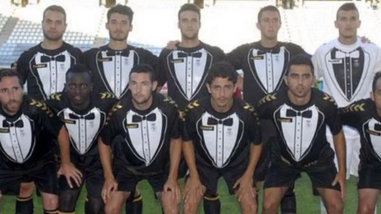 Jersey Klub Divisi II Spanyol Adopsi Model Tuxedo