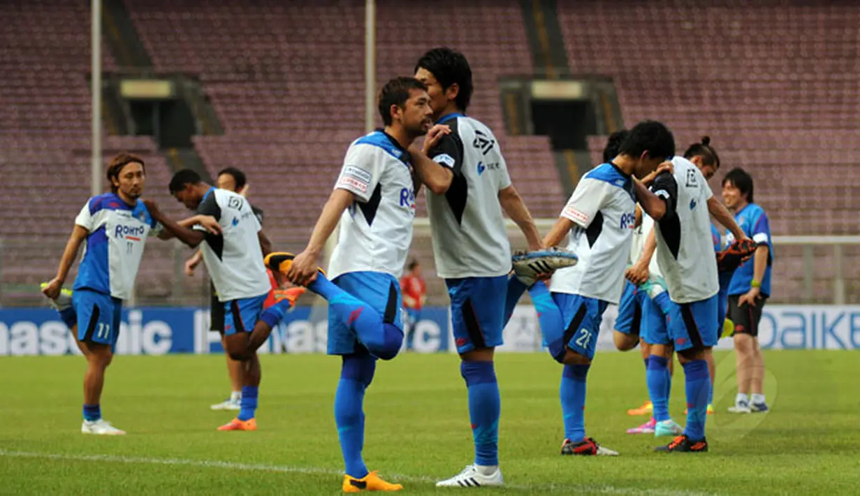 Sejumlah pemain Gamba Osaka melakukan peregangan otot jelang berlatih di Stadion GBK Jakarta, Jumat (23/1/2015). Gamba Osaka akan melakukan laga uji coba melawan Persija Jakarta pada Sabtu (24/1). (Liputan6.com/Helmi Fithriansyah)