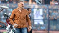 Pelatih Madura United, Dejan Antonic. (Bola.com/Aditya Wany)
