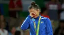 Atlet Kosovo Majlinda Kelmendi menangis setelah meraih medali emas pada cabang judo putri Olimpiade 2016 di Rio de Janeiro, Minggu (7/8). Majlinda Kelmendi menjadi atlet Kosovo pertama yang menorehkan sejarah untuk negaranya. (REUTERS/Toru Hanai)
