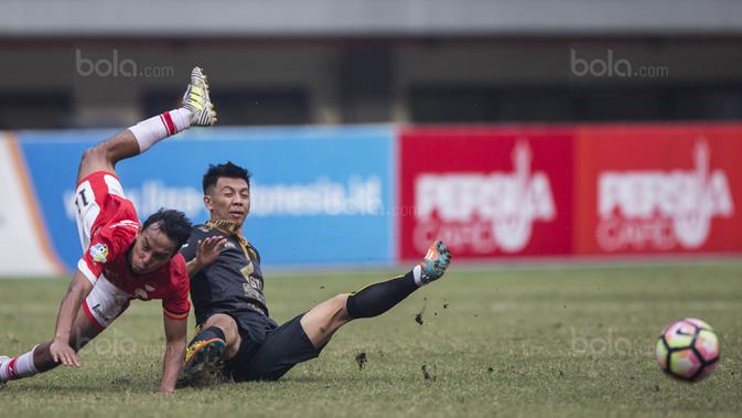 Gelandang Borneo FC, Wahyudi Hamisi, menjatuhkan gelandang Persija, Novri Setiawan, pada laga Liga 1 di Stadion Patriot Bekasi, Jawa Barat, Minggu (16/7/2017). Borneo FC kalah 0-1 dari Persija. (Bola.com/Vitalis Yogi Trisna)
