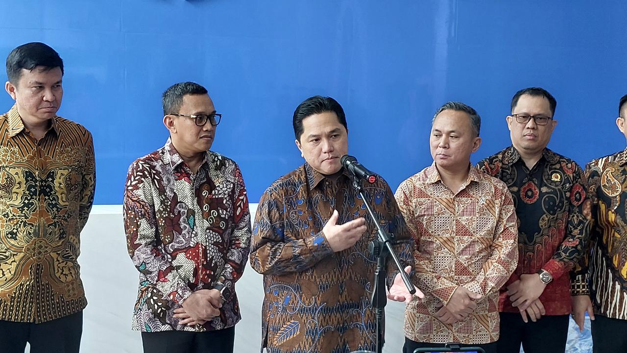 Menteri BUMN Erick Thohir menandatangani nota kesepahaman (MoU) dengan Menteri Perlindungan Pekerja Migran Indonesia (P2MI) Abdul Kadir Karding
