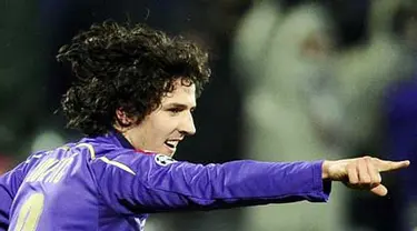 Selebrasi gol striker Fiorentina asal Montenegro, Stevan Jovetic ke gawang Bayern Muenchen di leg kedua babak 16 besar Liga Champions yang berlangsung di Artemio Franchi Stadium, 9 Maret 2010. AFP PHOTO / FILIPPO MONTEFORTE 