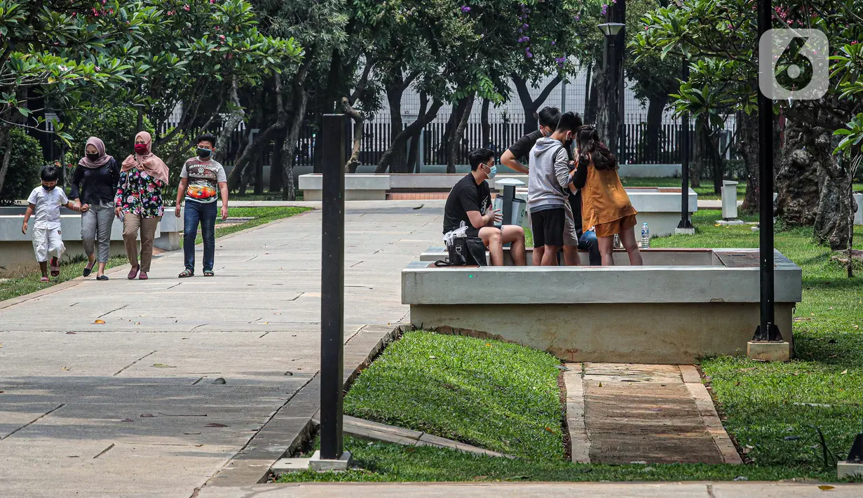 Suasana Taman Lapangan Banteng di Jakarta, Minggu (18/10/2020). Taman Lapangan Banteng kembali dibuka di masa PSBB Transisi dengan protokol kesehatan ketat. (Liputan6.com/Faizal Fanani)