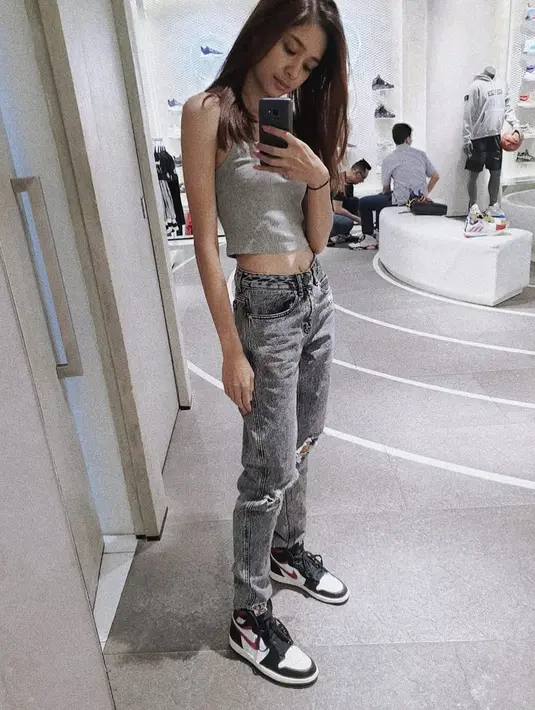 Saat Mikha Tambayong bepergian di mall, ia tidak lupa mengabadikan foto di kaca. Gayanya mirror selfie ini mencuri perhatian karena memiliki tubuh yang sangat diidam-idam wanita lain. Alhasil, banyak warganet terpukau dengan penampilan Mikha yang sangat memesona. (Liputan6.com/IG/@miktambayong)
