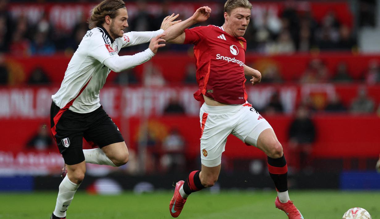 Skor imbang 1-1 bertahan hingga pertandingan usai. Penentu tim yang bakal melaju ke perempat final Piala FA 2024-2025 ditentukan lewat adu penalti. (Darren Staples/AFP)