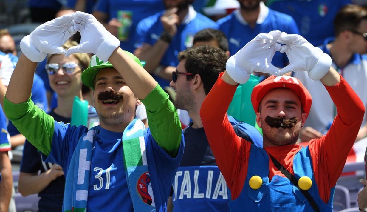 Gaya suporter Italia dengan kostum Super Mario saat melawan Swedia pada laga Grup E Piala Eropa 2016 di Stadium de Toulouse, Jumat (17/6/2016). (AFP/Pascal Guyot)
