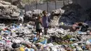 Anak-anak pengungsi memilah-milah sampah di sebuah jalan di Deir al-Balah, Jalur Gaza tengah pada 29 Agustus 2024. (AP Photo/Abdel Kareem Hana)