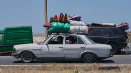 Salah satu keluarga pengungsi yang meninggalkan desa mereka di Lebanon Selatan, tiba di kota pelabuhan selatan Sidon, Rabu 10 Juni 2026. (AP Photo/Mohammed Zaatari)