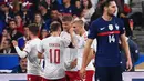 Pemain depan timnas Denmark Andreas Cornelius (tengah) berselebrasi dengan rekannya setelah mencetak gol kedua timnya ke gawang Prancis pada laga perdana Grup A UEFA Nations League di Stade de France, Paris, Prancis, Sabtu(4/6/2022) dini hari WIB. Prancis harus rela menelan kekalahan 1-2 dari tamunya Denmark. (Franck FIFE / AFP)