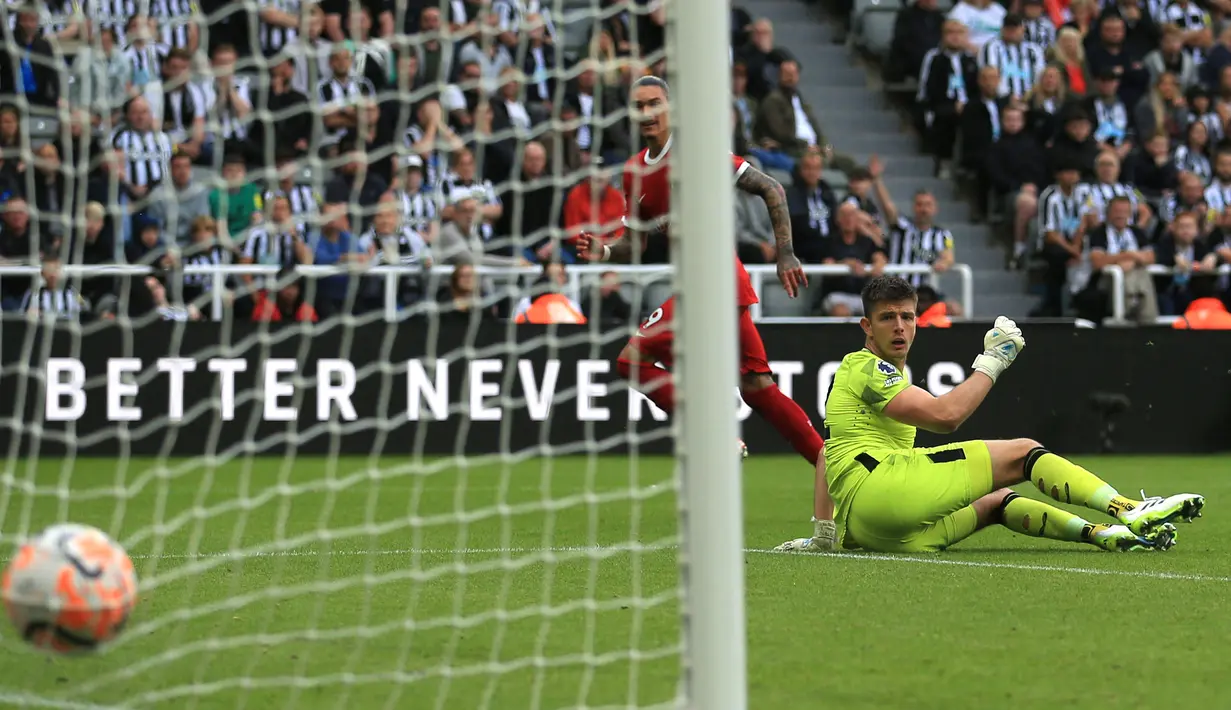 Darwin Nunez (kiri), kembali menunjukkan kemampuannya sebagai pemain berkualitas setelah mencetak gol kedua ke gawang Newcastle yang dijaga oleh Nick Pope pada pekan ke-3 Liga Inggris 2023/2024. (AFP/Lindsey Parnaby)
