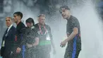 Pemain Barcelona, Hector Fort, menikmati siraman air dari lapangan usai mengunci gelar juara LaLiga 2024/2025 setelah mengalahkan Espanyol pada pertandingan ke-36 di RCDE Stadium, Jumat dini hari WIB (16/5/2025). (AP Photo/Joan Monfort)