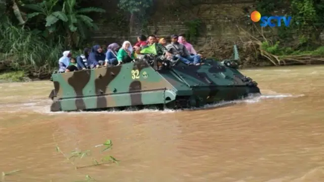 Sebuah video amatir merekam detik-detik setelah tank milik Batalyon Mekanis Raider 412 Kostrad, yang mengangkut siswa PAUD terguling dan tenggelam di Sungai Bogowonto, Purworejo.