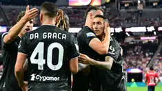Juventus mengawali rangkaian laga pramusim 2022/2023 di Amerika Serikat dengan mengalahkan klub asal Meksiko Chivas Guadalajara dengan skor 2-0 di Allegiant Stadium, Las Vegas, Sabtu (23/7/2022) pagi WIB. Dalam laga yang merupakan rangkaian turnamen pramusim bertajuk Soccer Champions Tour 2022 ini, Juventus langsung diperkuat dua pemain anyarnya, Angel Di Maria dan Paul Pogba. Dua gol yang tercipta di masing-masing babak dicetak oleh Marco Da Graca di babak pertama dan Mattia Compagnon di babak kedua. (AFP/Frederic J. Brown)