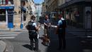 Polisi Prancis mengawasi seorang pejalan kaki di zona akses terbatas di Paris pada 19 Juli 2024. (EMMANUEL DUNAND/AFP)