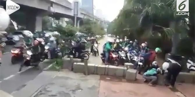 VIDEO: Miris, Pemotor Gotong Royong Jebol Pembatas Trotoar